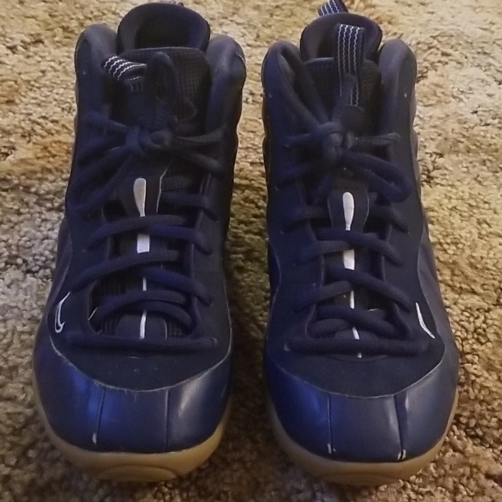 Boys Size 3 Nike Foams